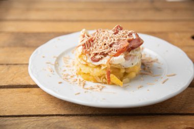 İspanyol tapası, patates, sahanda yumurta, domuz pastırması ve kaz ciğeri