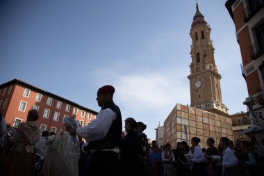 Zaragoza İspanya. 12 Ekim 2019 'da İspanya' nın ulusal gününde Pilar Bakiresi 'ne bölgesel kostümler giymiş insanlar sunuldu.