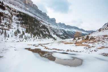 Pireneler İspanya 'da karlı sonbaharda Ordesa Ulusal Vadisi