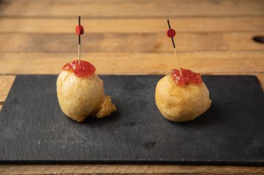 Tipik İspanyol usulü doldurulmuş patates şişi.