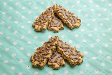 Noel ağacı şeklindeki çikolatalı kurabiyeler