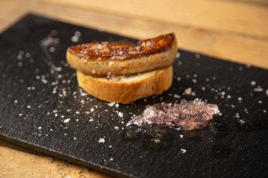 Leylak soslu ve ekmekli İspanyol foie tapa
