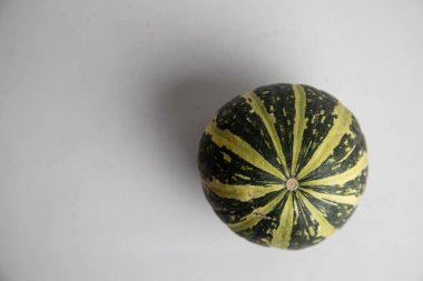 Beyaz arkaplanda mükemmel balkabakları