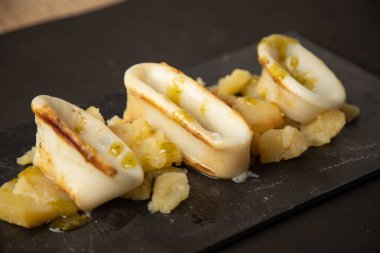 İspanyol kalamar üstü ve patates.