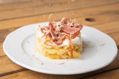 İspanyol tapası, patates, sahanda yumurta, domuz pastırması ve kaz ciğeri