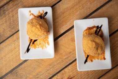 Tipik İspanyol bluzu, lezzetli kroket.