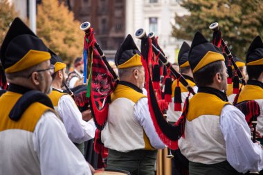 Zaragoza İspanya. 12 Ekim 2019 'da Asteria bölgesinden gaydacılar Pilar National Day of İspanya' nın bakiresine sunuldu.