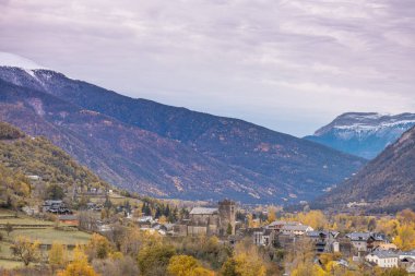 Sonbaharda, İspanya 'nın Pireneler kentinde bulunan Broto kasabası.