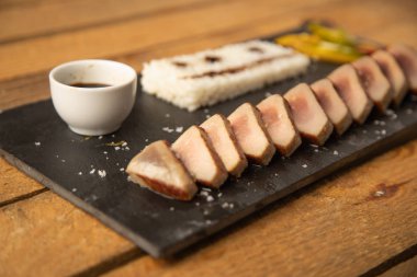 Biberli ve pirinçli ton balığı filetosu.