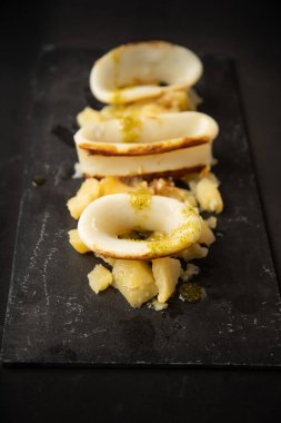 İspanyol kalamar üstü ve patates.