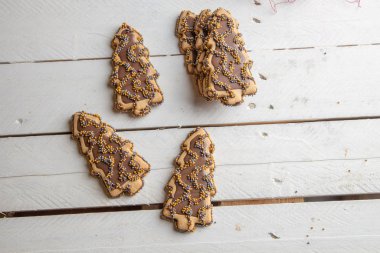 Noel ağacı şeklindeki çikolatalı kurabiyeler