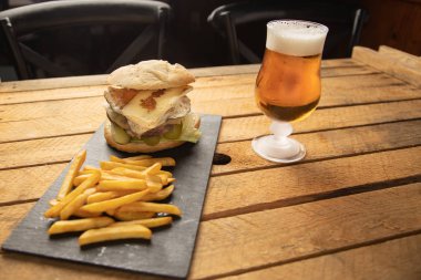 Patates ve birayla çizburger.