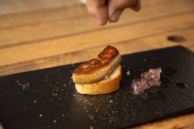 Leylak soslu ve ekmekli İspanyol foie tapa