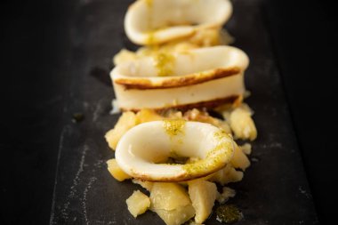 İspanyol kalamar üstü ve patates.