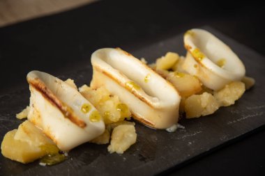 İspanyol kalamar üstü ve patates.