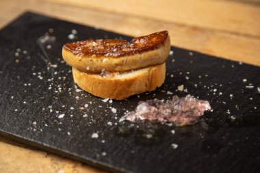 Leylak soslu ve ekmekli İspanyol foie tapa