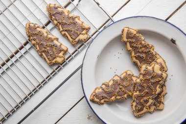 Noel ağacı şeklindeki çikolatalı kurabiyeler