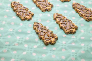 Noel ağacı şeklindeki çikolatalı kurabiyeler