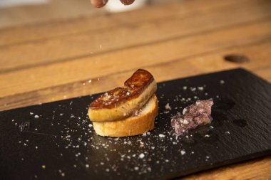 Leylak soslu ve ekmekli İspanyol foie tapa