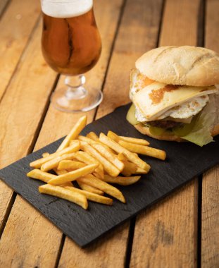 Patates ve birayla çizburger.