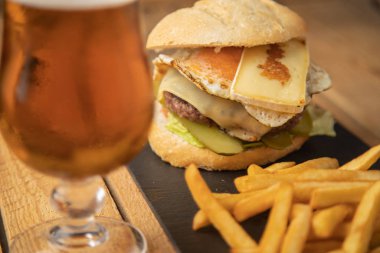 Patates ve birayla çizburger.