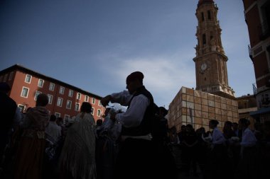 Zaragoza İspanya. 12 Ekim 2019 'da İspanya' nın ulusal gününde Pilar Bakiresi 'ne bölgesel kostümler giymiş insanlar sunuldu.