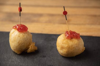 Tipik İspanyol usulü doldurulmuş patates şişi.