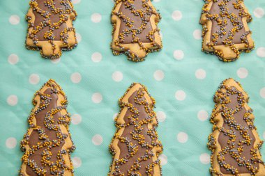 Noel ağacı şeklindeki çikolatalı kurabiyeler