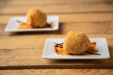 Tipik İspanyol bluzu, lezzetli kroket.