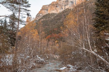 Pireneler İspanya 'da karlı sonbaharda Ordesa Ulusal Vadisi