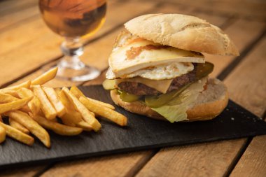 Patates ve birayla çizburger.