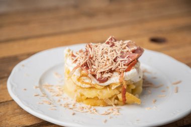 İspanyol tapası, patates, sahanda yumurta, domuz pastırması ve kaz ciğeri