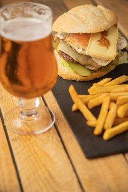 Patates ve birayla çizburger.