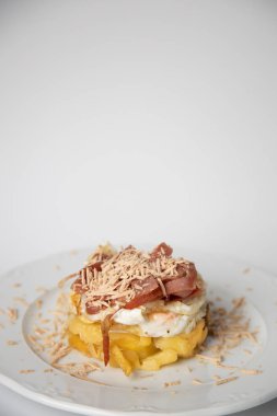 İspanyol tapası, patates, sahanda yumurta, domuz pastırması ve kaz ciğeri