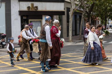 Zaragoza İspanya. 12 Ekim 2019 'da İspanya' nın ulusal gününde Pilar Bakiresi 'ne bölgesel kostümler giymiş insanlar sunuldu.