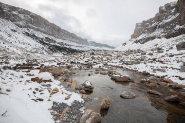 Pireneler İspanya 'da karlı sonbaharda Ordesa Ulusal Vadisi