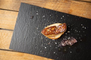 Leylak soslu ve ekmekli İspanyol foie tapa