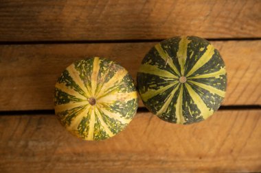 Ahşap arka planda çeşitli kabak çeşitleri. Sonbahar hasadı