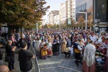 Zaragoza İspanya. 12 Ekim 2019 'da İspanya' nın ulusal gününde Pilar Bakiresi 'ne bölgesel kostümler giymiş insanlar sunuldu.