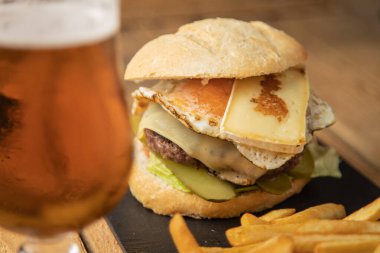 Patates ve birayla çizburger.