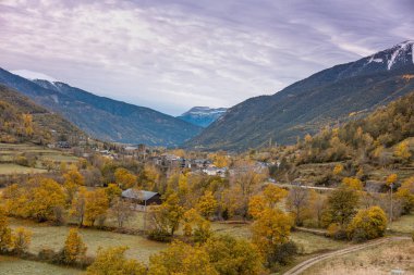 Sonbaharda, İspanya 'nın Pireneler kentinde bulunan Broto kasabası.