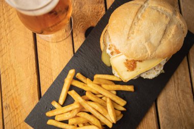 Patates ve birayla çizburger.