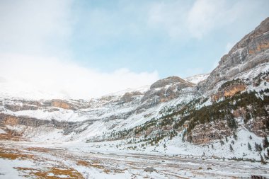 Pireneler İspanya 'da karlı sonbaharda Ordesa Ulusal Vadisi