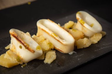 İspanyol kalamar üstü ve patates.