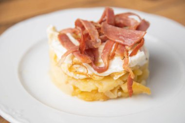 İspanyol tapası, patates, sahanda yumurta, domuz pastırması ve kaz ciğeri