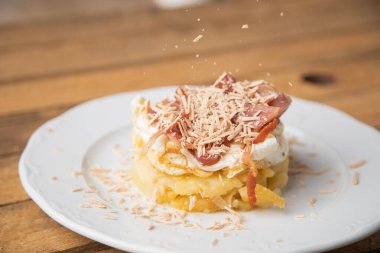 İspanyol tapası, patates, sahanda yumurta, domuz pastırması ve kaz ciğeri