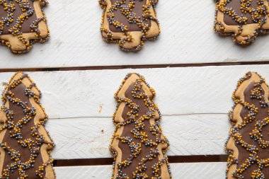 Noel ağacı şeklindeki çikolatalı kurabiyeler