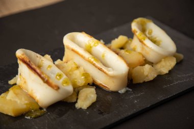 İspanyol kalamar üstü ve patates.