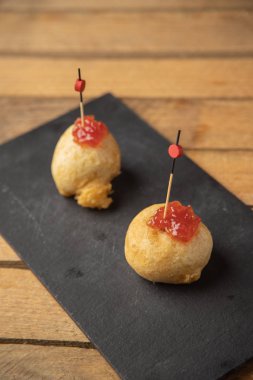 Tipik İspanyol usulü doldurulmuş patates şişi.