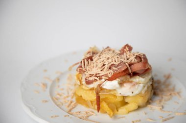 İspanyol tapası, patates, sahanda yumurta, domuz pastırması ve kaz ciğeri